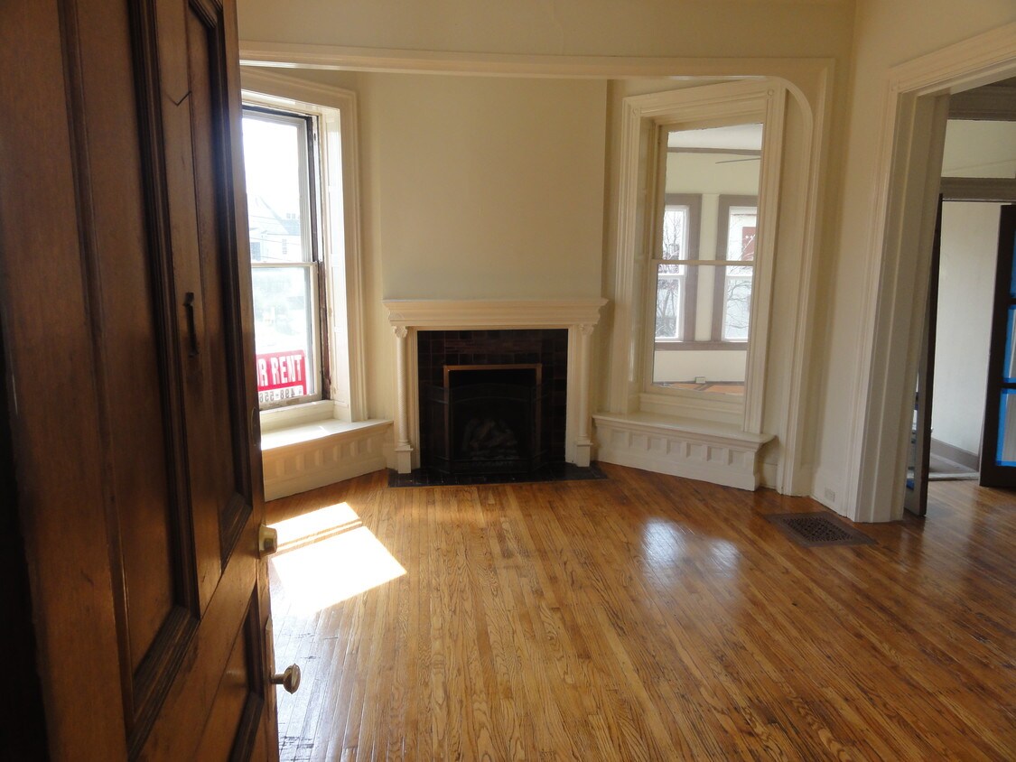 Sala de estar - 403 Oak St