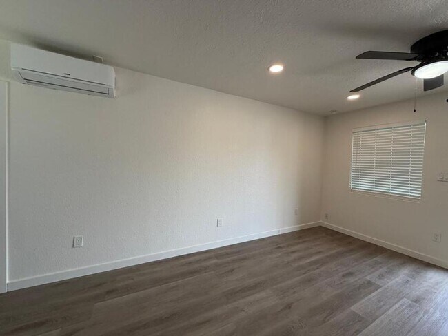 Foto del edificio - 1027 E Dunlap Ave