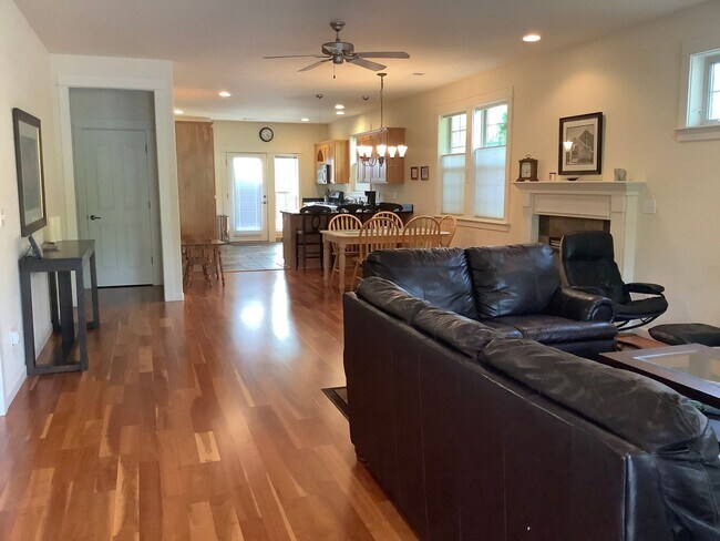 Foto del edificio - Three bedroom home near N. Mountain Nature Park. | Available April