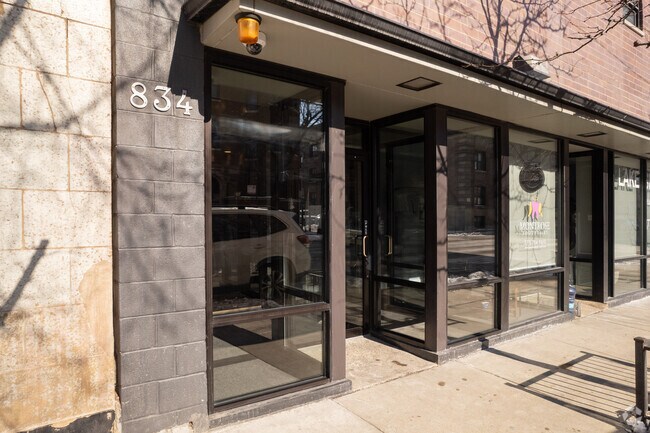 Entrance - 834 W Montrose Ave