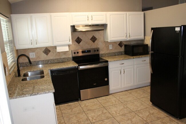 Foto del edificio - Beautifully Updated 2 bed 2 bath in  Seven Springs