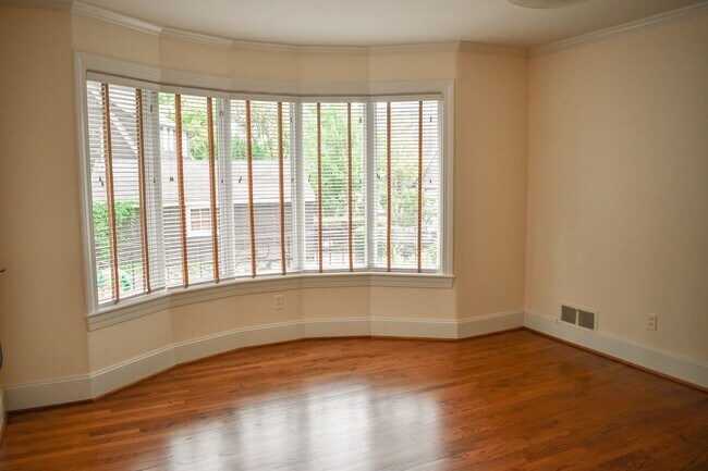 Building Photo - Three bedroom and Two Bathroom home in Portland Heights! Gourmet Kitchen and incredible natural L...