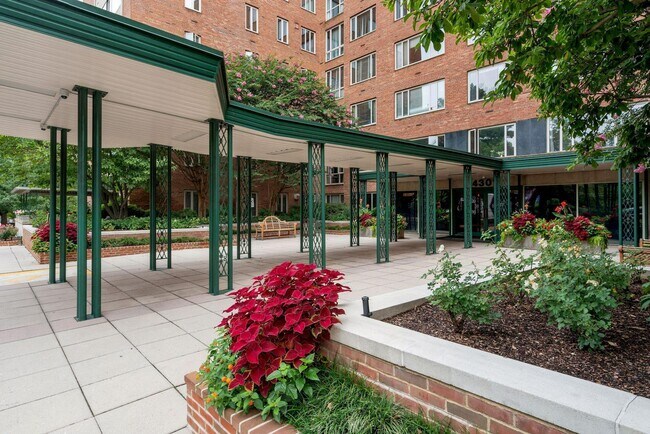 Foto del edificio - 4301 Massachusetts Ave NW