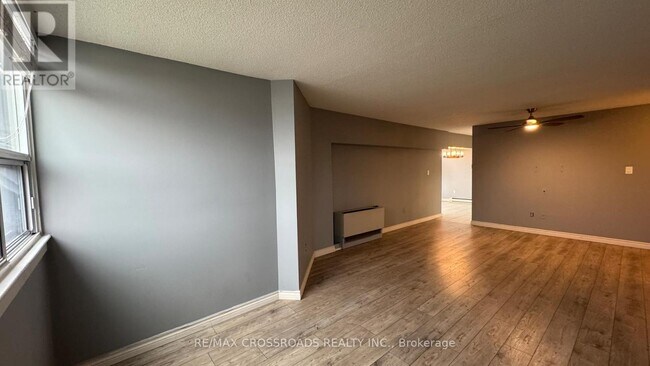 Building Photo - 80 Athol St E