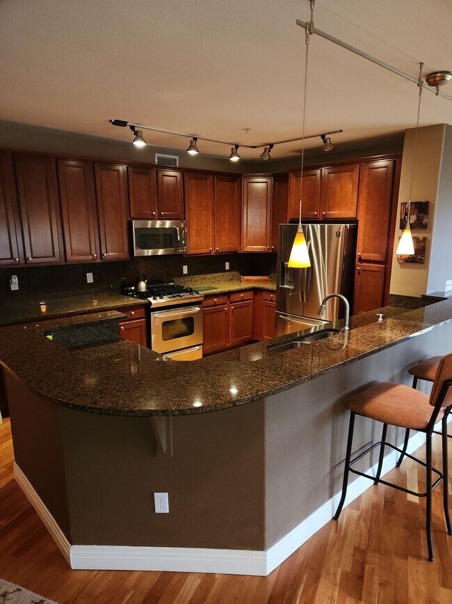 Foto del edificio - LOCATION, FULLY FURNISHED and LUXURY! Cher...