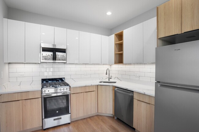 Building Photo - 7507 N Eastlake Terrace