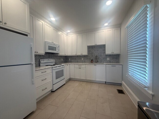 Building Photo - Beautifully updated 3 bedroom 3 bathroom home