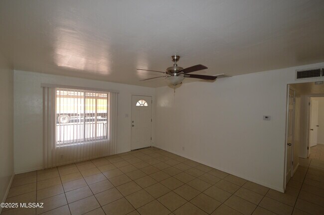 Foto del edificio - 2362 S Jefferson Ave