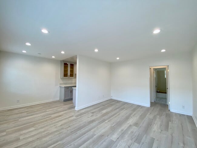 Building Photo - 450 Riverdale Dr