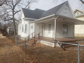 Building Photo - 1523 SW Western Ave