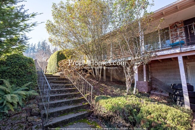 Building Photo - Two Bedroom Charmer in the Heart of Oregon City - Garage Included!