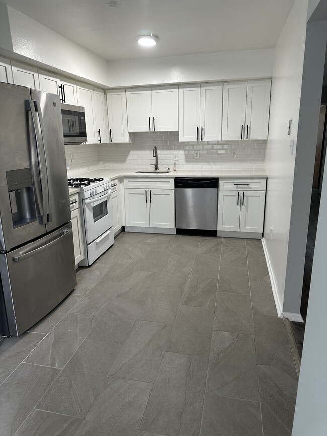 Building Photo - 598 Belmont Ave