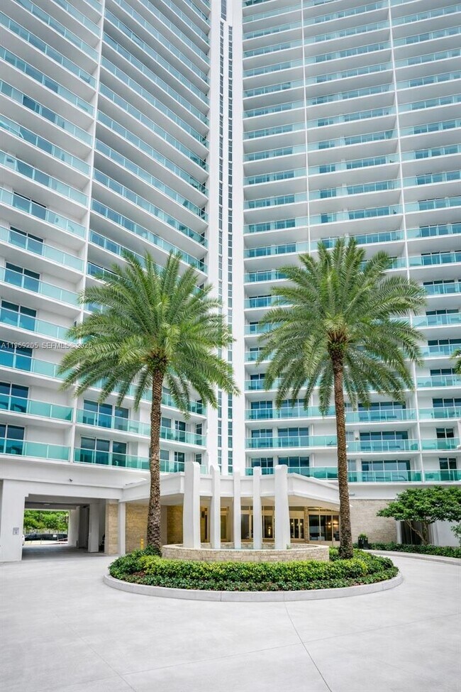 Foto del edificio - 100 Bayview Dr