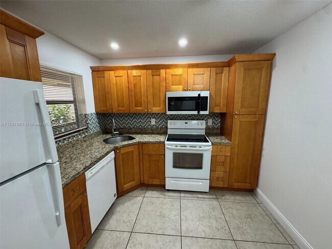 Building Photo - 3817 Cocoplum Cir
