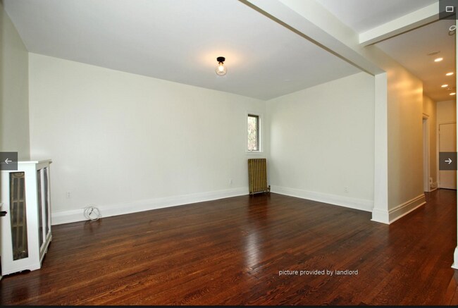 Photo du bâtiment - SPACIOUS, Bright, 1000 SQFT Upper unit in High Park.