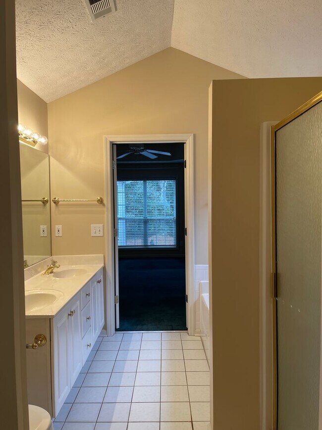 Building Photo - Well Maintained Home In Desired Grove Hill...
