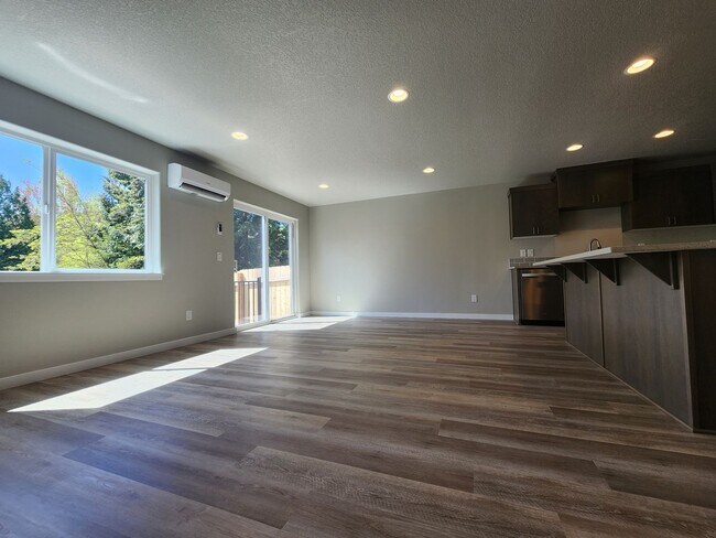 Foto del edificio - MOVE IN SPECIAL! Brand New Townhome in Cen...