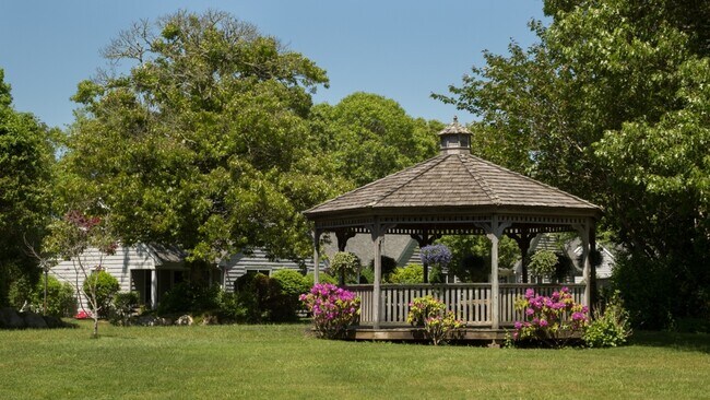 Foto del edificio - Pine Oaks Village Apartments