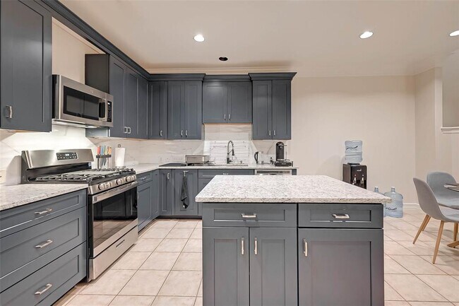 Large upgraded kitchen - 218 Bremond St