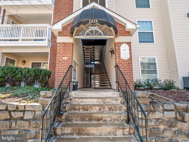 Building Photo - 1525 Lincoln Cir