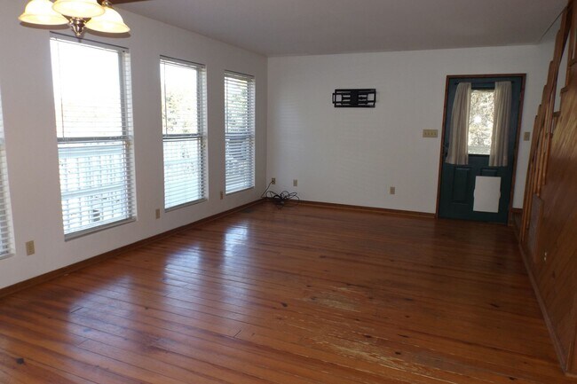 Foto del edificio - Louisville 37777 - 3 bedroom, 2 bath home - Contact Shelly Gunion (865) 755-7678