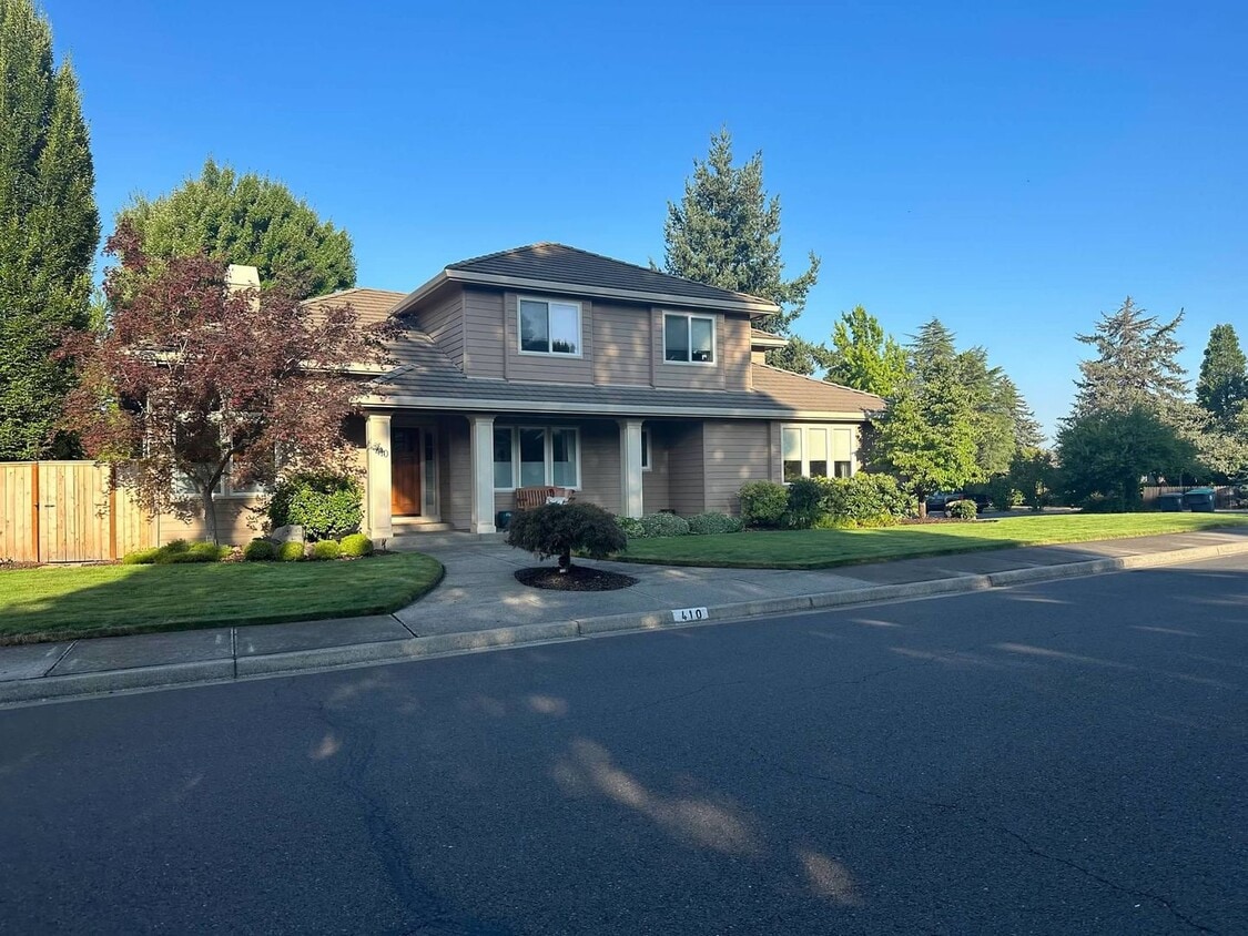 Primary Photo - Exquisite Living Awaits Six-tenths of a mi...