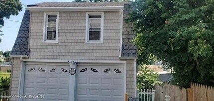 Building Photo - 10 Hemlock Ave
