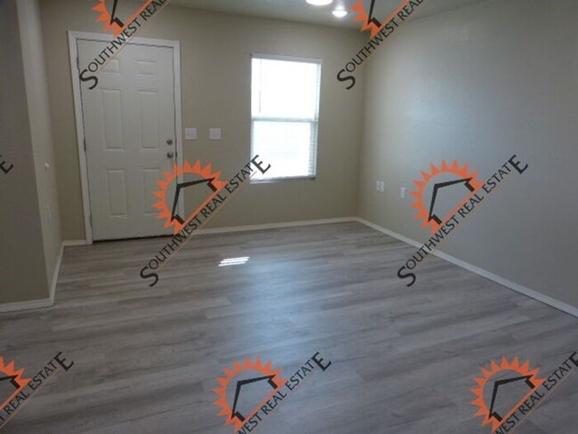 Building Photo - Modern 3 bedroom 2 bath apartment