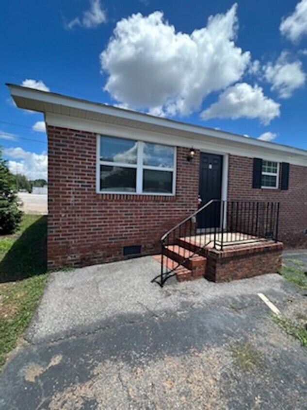 Primary Photo - 2 Bedroom, 1 Bath Duplex ~ Off N. Poinsett...