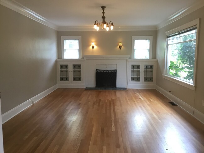 Building Photo - $600 off first full month rent!! Gorgeous ...