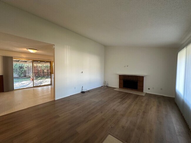 Foto del edificio - Remodeled Thousand Oaks Home