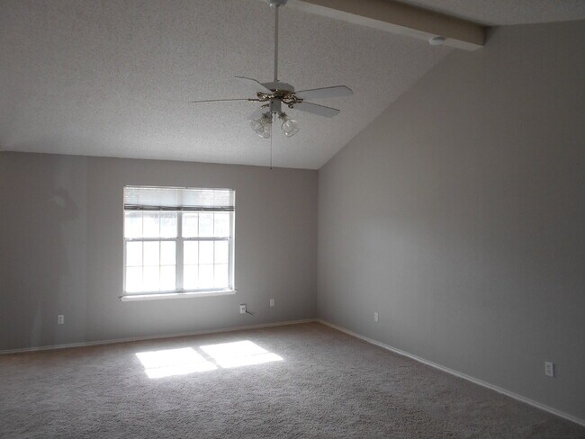 Foto del edificio - "Charming 3-Bedroom Home with 2 Baths in L...