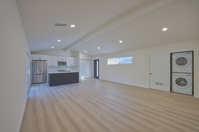 Foto del edificio - 6411 Gentry Ave