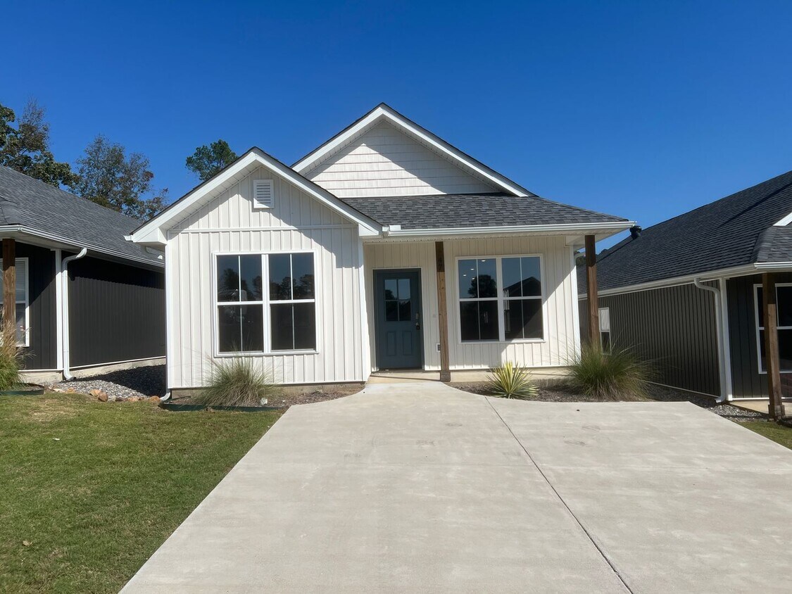 Foto principal - New 3 Bed 3 Bath Home