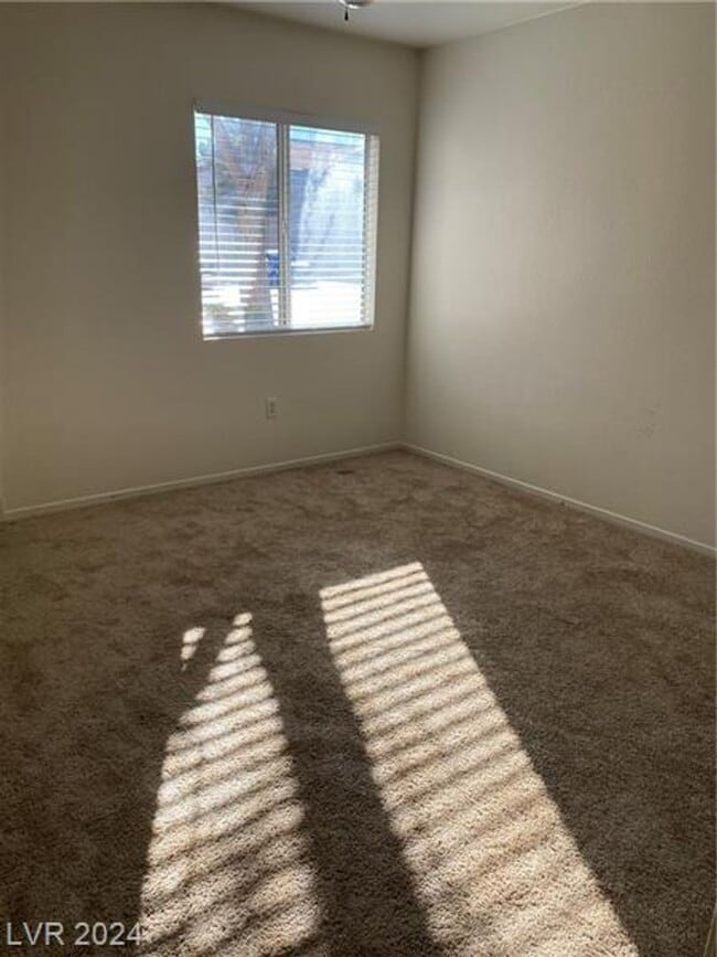 Building Photo - Cute Lower Level Condo