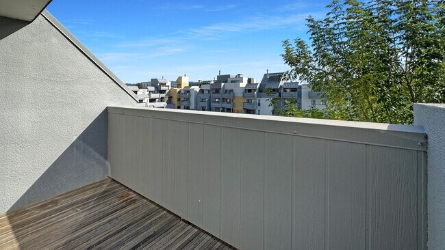 Building Photo - Waterfront Living in the Heart of Jack London Square