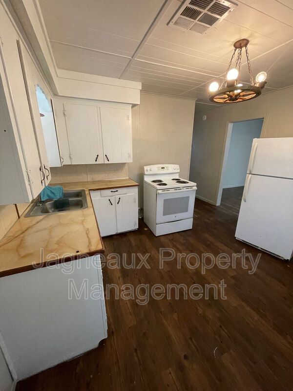 Building Photo - 821 Garden Dr