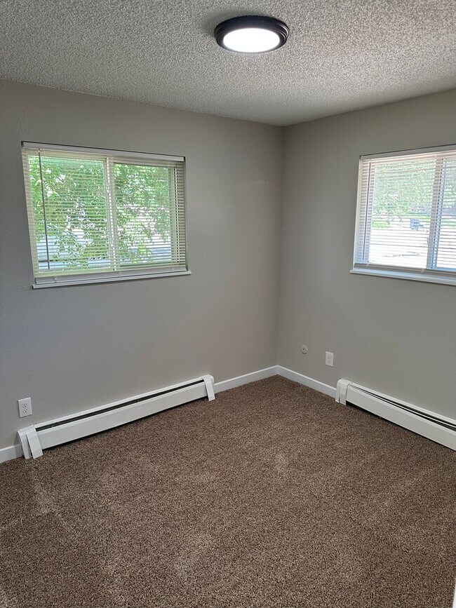 Building Photo - $500 Off Your 1st Month!!