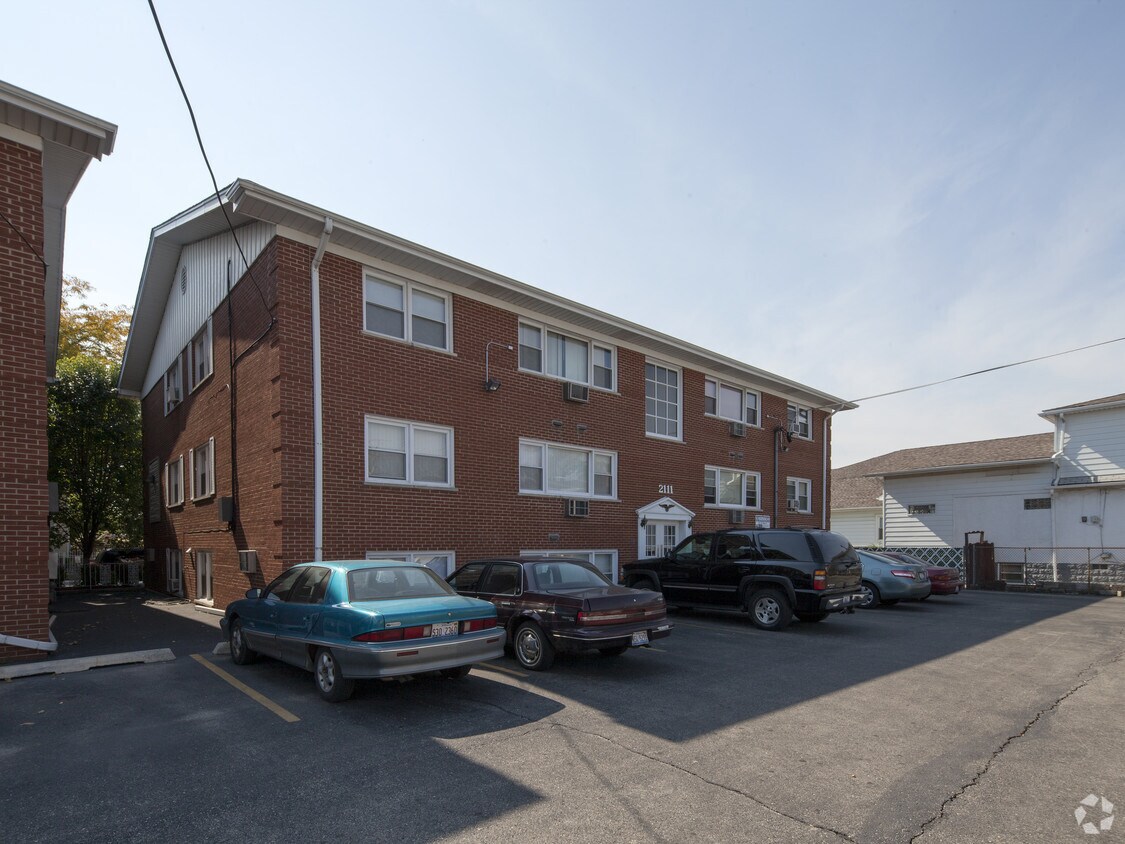 Building Photo - 2111 Division St