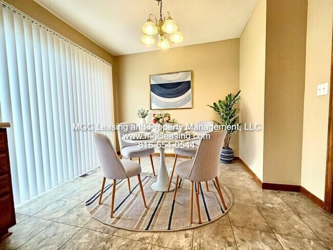 Foto del edificio - Convenient Raymore Living Near I-49, Shopping & Parks