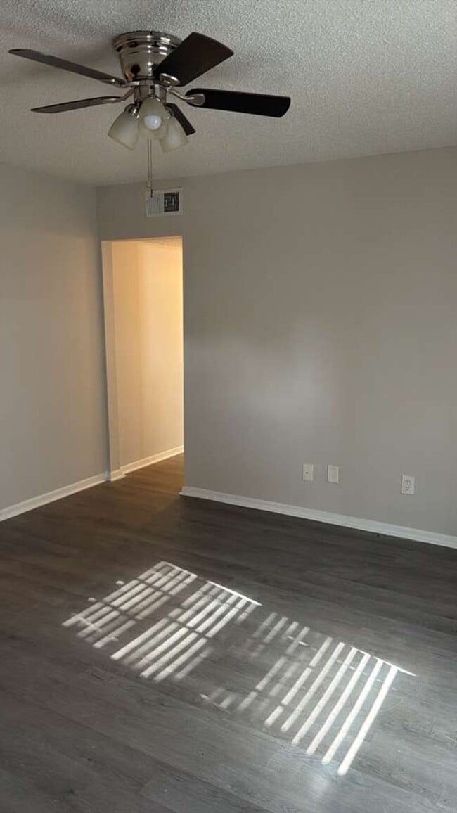 Building Photo - Heritage Oaks @ Navco (Promotion!)