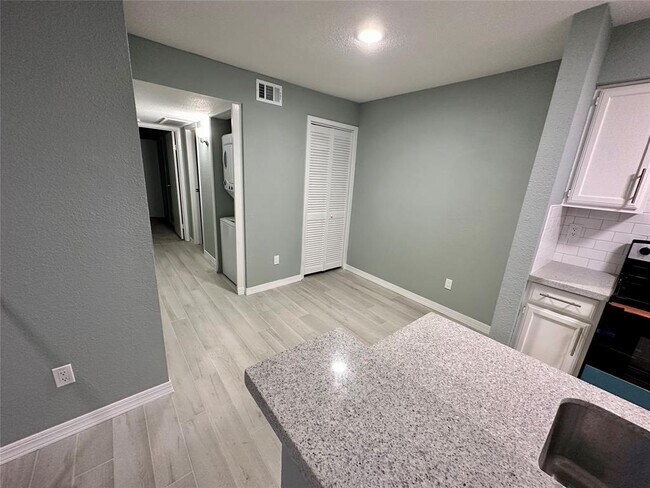 Foto del edificio - 3900 Woodchase Dr