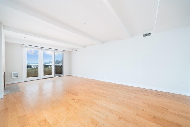 Foto del edificio - 600 Harbor Blvd