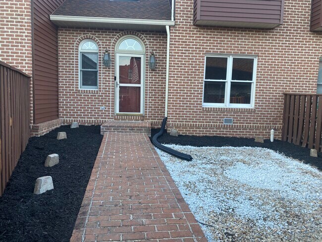Private yard - 140 Peppercorn Sq