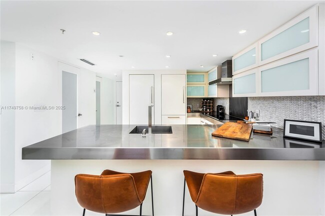 Building Photo - 7744 Collins Ave
