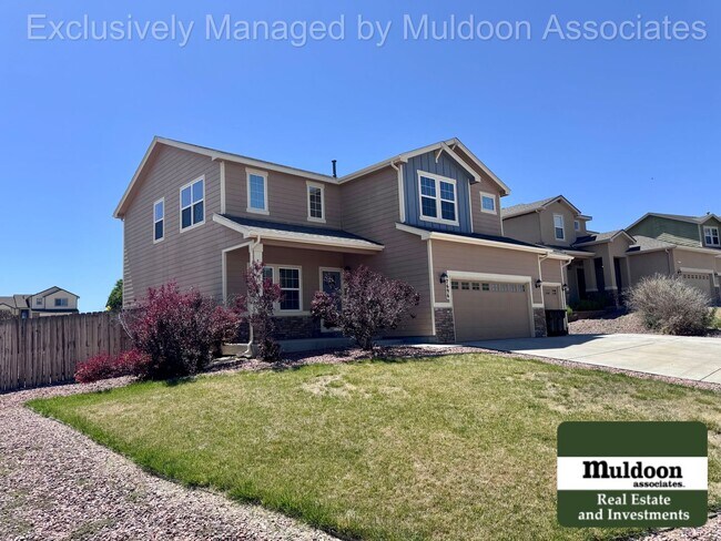 Foto del edificio - Spacious 5 Bedroom, 3.5 Bath Home with 3-Car Garage, and Pet-Friendly Living in 80925!