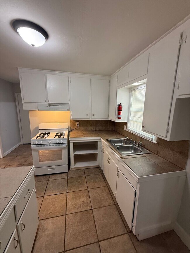 Foto del edificio - 2748 Woodside Dr