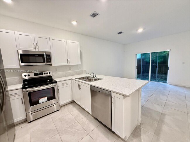 Foto del edificio - 2620 SE 11th Ct