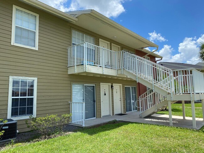 Building Photo - 1/1 in the Heart of Brandon with a lake view!