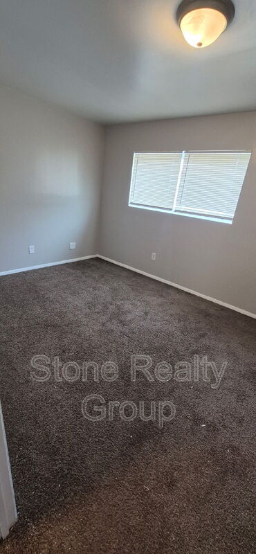 Foto del edificio - 9134 E 10th St